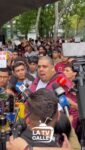 🗣️🚨 “La única responsable de la muerte de Víctor Hugo es Delcy Rodríguez. Y en un país normal, Tarek William Saab tendría que estar preso”.
Así lo afirmó Miguelangel Suárez, presidente de la FCU-UCV, durante la protesta estudiantil realizada este 18 de mayo en Caracas, marcada por la indignación tras la muerte bajo custodia de Víctor Hugo Quero Navas y el fallecimiento, la noche anterior, de su madre Carmen Teresa Navas.

La concentración reunió a estudiantes, activistas y familiares de presos políticos que exigieron justicia y denunciaron la impunidad alrededor del caso. Durante la jornada, jóvenes responsabilizaron al Estado venezolano por lo ocurrido y recordaron que Carmen pasó meses recorriendo cárceles e instituciones buscando respuestas sobre el paradero de su hijo.

Las declaraciones también ocurren días después de que el abogado Joel García denunciara públicamente presuntas prácticas de tortura y violaciones de derechos humanos vinculadas a Tarek William Saab.

@latvcalle