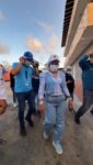 Constatan operatividad de planta Conppa y de otras procesadoras de pescado en Nueva Esparta

La gobernadora del estado Bolivariano de Nueva Esparta, Marisel Velásquez, acompañada por el viceministro de Procesamiento y Distribución Pesquera y Acuícola, José Briceño; el vicealmirante Jorge Taján, presidente del Instituto Socialista de la Pesca y Acuicultura (Insopesca); y el alcalde del municipio Gómez, Emilio Velásquez, constató la operatividad de la planta Conppa, ubicada en Santa Ana, la cual constituye un modelo de empresa mixta operada conjuntamente por el Ministerio del Poder Popular para la Pesca y la Acuicultura y pescadores de la entidad insular.

Durante el recorrido la Gobernadora destacó que la planta Conppa procesa actualmente 100 toneladas diarias de sardinas congeladas, con capacidad de almacenamiento para 250 toneladas, todo de manera organizada y empaquetado para exportación.

“Esto significa que se está reactivando con fuerza la economía en este estado Nueva Esparta. Desde la isla de Margarita están exportando para todo el mundo”, expresó Velásquez, quien subrayó que esta actividad genera empleos directos e indirectos y garantiza la seguridad alimentaria no solo de la región insular, sino de toda Venezuela. 

Por su parte, el viceministro José Gregorio Briceño, desde la planta Conppa, señaló: “Hoy nos encontramos en un espacio que la Presidenta encargada nos designó entregar a los pescadores. Hoy es medio para el abastecimiento nacional y para las exportaciones. Confiamos en nuestros pescadores, quienes han asumido este espacio con un modelo de gestión mixto junto con funcionarios del Ministerio. Es una experiencia exitosa que genera economía, riqueza y divisas para nuestro país”.

Asimismo las autoridades recorrieron otras plantas procesadoras de pescado en la región: Perla del Sur, situada en El Guamache, y Pesca Mar, ubicada en Punta de Mangle, municipio Tubores, donde también acompañó la alcaldesa Dignysbel Figueroa.