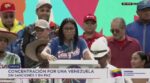 Este 30 de abril, en la víspera del Día del Trabajador, la presidenta encargada de Venezuela, Delcy Rodríguez, oficializó un ajuste en el denominado “ingreso mínimo integral”. Según el anuncio realizado a través de los medios estatales, este indicador se situará ahora en $240 mensuales, mientras que el monto destinado a los pensionados se fijó en $70.

La medida destaca por no contemplar una modificación del salario mínimo legal, el cual permanece en 130 bolívares desde hace casi tres años. En su lugar, el Ejecutivo ha optado por fortalecer el esquema de ingresos compuesto por bonos y beneficios de carácter no salarial. Este método permite elevar el flujo de divisas percibido por los trabajadores del sector público sin alterar las escalas salariales tradicionales.

Durante el acto oficial, la vicepresidenta y presidenta encargada describió el ajuste como parte de una política de “recuperación progresiva del ingreso”. Rodríguez sostuvo que se trata de un incremento “responsable”, argumentando que la decisión es coherente con el proceso de estabilidad económica que el gobierno asegura haber consolidado recientemente en la nación.

📹: Cortesía.