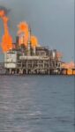 Un incendio afectó el viernes una planta procesadora de gas en el lago de Maracaibo, Venezuela, operada por la petrolera estatal PDVSA, según cinco fuentes y videos vistos por Reuters, lo que provocó que los trabajadores intentaran extinguirlo.

Al menos dos trabajadores resultaron heridos, mientras que otros saltaron al agua, según las fuentes y los videos, que mostraron a los trabajadores usando una manguera de agua para controlar las altas llamas que emergían de la planta.

Fuente: Reuters

@eltubazo
