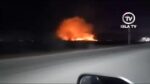 El fuego devora el vertedero de Agua de Paloma y el resplandor es visible a kilómetros

La noche cae sobre la Isla de Margarita, pero la oscuridad ha sido desplazada por un intenso resplandor naranja en el municipio Díaz. Las llamas en el vertedero de Agua de Paloma han cobrado una fuerza impresionante al finalizar la tarde de este lunes 11 de mayo.

Lo que comenzó como una columna de humo, ahora es un incendio declarado que ilumina el horizonte, generando pánico entre los residentes de La Guardia y Guarida del Sol. La toxicidad del aire aumenta a medida que el fuego consume materiales plásticos y desechos sólidos sin dar tregua.

#11May #Incendio #AguaDePaloma #VertederoDeBasura #MunicipioDiaz