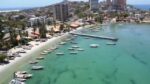 Ministra de Turismo y Gobernadora de Nueva Esparta constataron avances de la rehabilitación del muelle de Pampatar

La ministra de Turismo, @danicabello11  y la gobernadora @marisel_velasquez  realizaron este miércoles, 13 de mayo, una supervisión de los adelantos en la rehabilitación del muelle de la bahía de Pampatar, en el municipio Maneiro, obra que ejecuta el Ministerio de Obras Públicas.

Indicó Cabello que la recuperación integral de esta estructura ha sido posible gracias al apoyo de la  presidenta encargada Delcy Rodríguez, lo que permitirá abrir nuevos espacios para la recreación, la oferta gastronómica, el emprendimiento y el turismo.

"Este muelle estará habilitado para el recibimiento de catamaranes. También toda esta rehabilitación generará el incremento de la conectividad de la Perla del Caribe como destino predilecto de todos los turistas, quienes son recibidos con los brazos abiertos por gente preparada y con una infraestructura cada vez más fortalecida", dijo la ministra de Turismo. 

Dio a conocer la titular de la cartera turística que se encuentran en desarrollo importantes proyectos con la estrategia de Venezuela Hub, la cual atraerá diversas oportunidades para el estado nueva Esparta, consolidando a la región insular como punta de lanza del turismo, activando asi la economía local y nacional.

La gobernadora del estado Bolivariano de Nueva Esparta, Marisel Velásquez, agradeció la presencia de la titular de turismo, y a la presidenta encargada Delcy Rodríguez, a quien en su reciente visita a la entidad le fue presentado este proyecto.

"El día de hoy estamos muy contentos, ya que los trabajos están bastante acelerados. Este muelle es un icono que convertirá al municipio Maneiro en uno de los más visitados por los turistas nacionales y extranjeros. Avanzamos de la mano del Ministerio de Obras públicas y todo un equipo multidisciplinario para convertir a Nueva Esparta en la vitrina turística para el Caribe y el mundo", enfatizó Velásquez.

#13May