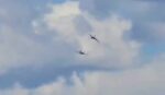#17May | Dos aviones EA-18G Growler de Estados Unidos 🇺🇸 colisionaron en pleno vuelo este domingo durante una demostración en el Gunfighter Skies Air Show, realizado en la Base de la Fuerza Aérea Mountain Home, en Idaho.

Videos en redes sociales mostraron el momento en que los aviones ✈️ caían mientras cuatro paracaídas se abrían en el cielo, señal de que los tripulantes lograron eyectarse antes del impacto.

El Gunfighter Skies Air Show es uno de los principales eventos aeronáuticos organizados por la base militar y reúne exhibiciones de aviación histórica y moderna.

@elnacionalweb