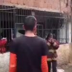 🚨 SALVARON A UN PERRITO EN MEDIO DE UN INCENDIO

Funcionarios del Cuerpo de Bomberos de Macarao rescataron a una mascota que quedó atrapada durante un incendio registrado en una vivienda de la parroquia Macarao.

Tras controlar las llamas y evacuar a los habitantes, los efectivos encontraron al perrito inconsciente por inhalación de humo. Uno de los funcionarios aplicó maniobras de reanimación y respiración asistida, logrando estabilizar al animal hasta que reaccionó.

 @impactove