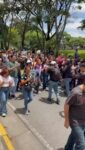 🗣️ MARCHAN PIDIENDO JUSTICIA PARA CARMEN NAVAS Y SU HIJO

Estudiantes de la UCV y miembros de la sociedad civil marchan hacia la autopista Francisco Fajardo para exigir justicia por Carmen Navas y por la muerte bajo custodia de su hijo, Víctor Hugo Quero Navas

 @impactove