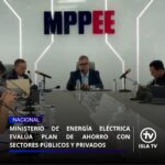 Ministerio de Energía Eléctrica evalúa plan de ahorro con sectores públicos y privados

Autoridades revisaron estrategias junto a representantes de centros comerciales, industrias y la FANB con el objetivo de fortalecer el Sistema Eléctrico Nacional

El Ministerio del Poder Popular para la Energía Eléctrica informó, a través de su cuenta oficial en la red social Instagram, sobre la realización de una reunión estratégica dirigida a revisar el Plan de Ahorro Energético en el país.

De acuerdo con la publicación del organismo, el encuentro se llevó a cabo en cumplimiento de las instrucciones emanadas por la presidenta encargada, Delcy Rodríguez, y estuvo encabezado por las autoridades de la Vicepresidencia de Obras Públicas y Servicios. La iniciativa tiene como propósito fundamental tributar al fortalecimiento y estabilidad del Sistema Eléctrico Nacional (SEN).

#18mayo