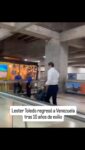 Lester Toledo regresó a Venezuela tras 10 años de exilio

 El dirigente opositor y consultor político venezolano Lester Toledo regresó a Venezuela este jueves 21 de mayo después de permanecer una década fuera del país. El también exdiputado del estado Zulia aterrizó en el Aeropuerto Internacional Simón Bolívar de Maiquetía sin que las autoridades ejecutaran alguna medida de detención en su contra.

Toledo llegó procedente de Miami a las 12:15 pm a bordo del vuelo AA3759 de American Airlines, operado por American Eagle. Tras completar el chequeo migratorio en el puesto del Servicio Administrativo de Identificación, Migración y Extranjería (Saime), ingresó al país sin inconvenientes.

A su llegada fue recibido por dirigentes del partido Voluntad Popular (VP), entre ellos Freddy Superlano, en un retorno que ocurre después de 10 años de exilio y de múltiples señalamientos judiciales y políticos realizados por autoridades venezolanas desde 2016.

Horas antes de aterrizar en Maiquetía, Toledo había publicado un video en sus redes sociales en el que afirmó que regresaba al país “en búsqueda de justicia” y que acudiría directamente al Palacio de Justicia, en Caracas, para enfrentar las acusaciones formuladas en su contra.

🗣️ “¡Hoy regreso a Venezuela!”, expresó Toledo al inicio del mensaje, en el que afirmó que viajará directamente al Palacio de Justicia en Caracas para enfrentar las acusaciones formuladas en su contra desde 2016 y otros señalamientos posteriores realizados por autoridades venezolanas.