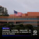 Venezuela autoriza simulacro de evacuación médica en la Embajada de EE.UU. en Caracas

El Gobierno de la República Bolivariana de Venezuela emitió un comunicado oficial en el que informa la autorización para realizar un simulacro de evacuación en la Embajada de los Estados Unidos de América en Caracas.

De acuerdo con el documento, la actividad se ejecutará el próximo sábado 23 de mayo, respondiendo a una solicitud directa de la sede diplomática estadounidense como parte de sus protocolos regulares de seguridad y protección ante contingencias médicas o catastróficas.

El desarrollo de este ejercicio se realizará de manera coordinada con las autoridades aeronáuticas venezolanas, quienes estarán a cargo de la autorización y supervisión de los sobrevuelos necesarios.

Asimismo, el operativo contará con la intervención de diversos órganos e instituciones nacionales vinculados a las normativas de atención y seguridad del Estado.

Como parte de la logística programada para el simulacro, se detalló que dos aeronaves efectuarán sobrevuelos controlados sobre la ciudad de Caracas y realizarán maniobras de aterrizaje dentro de las instalaciones de la Embajada de los Estados Unidos.

Adicionalmente, el comunicado confirma la participación de la Cruz Roja Venezolana en las labores de evacuación y atención de emergencias asociadas al evento.