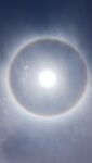 📸 ¡Espectáculo en el cielo margariteño! Hoy al mediodía, un impresionante halo solar sorprendió a residentes y visitantes de la #IslaDeMargarita.

¿Por qué ocurre? 🌤️ No es magia, es ciencia. Este fenómeno óptico se produce cuando la luz del sol se refracta a través de millones de diminutos cristales de hielo suspendidos en nubes altas (cirrostratos).

Aunque estamos bajo los efectos de la sequía por el Fenómeno "El Niño", popularmente se asocia este "anillo" con la llegada de lluvias, ya que delata la presencia de humedad en las capas altas de la atmósfera. ¿Será que se acerca el agua? 🌧️👇

💬 ¡Los leemos! ¿Lograste verlo hoy? Déjanos tu reporte y tu foto en los comentarios.

#IslaDeMargarita #HaloSolar #Venezuela #Meteorologia Sol CieloInsular