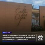 Una comisión del Servicio Bolivariano de Inteligencia Nacional (SEBIN) llevó a cabo un allanamiento la noche del pasado viernes 22 de mayo en las instalaciones del exclusivo club "Calle Dos Ojos", ubicado en playa Guacuco, en la Isla de Margarita.

 Durante el procedimiento, las autoridades arrestaron al gerente y a los encargados del establecimiento.

De acuerdo con fuentes informativas, los empleados operativos fueron puestos en libertad horas más tarde; sin embargo, el gerente de la empresa continúa bajo custodia de los organismos de seguridad. Como consecuencia de la operación, el local comercial ha permanecido completamente cerrado al público.

Según testimonios de los residentes de la zona, el club de playa es propiedad del empresario Alex Saab y de sus hijos. Este operativo coincide con la reciente detención de Saab en territorio venezolano y su posterior extradición a los Estados Unidos el pasado 17 de mayo, país donde enfrenta cargos ante la justicia federal por presunto lavado de dinero.