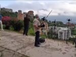 🎥🛩️🇺🇸🇻🇪 Caracas bajo la mirada del mundo.

Decenas de medios nacionales e internacionales se concentran en las inmediaciones de la Embajada de EE.UU. en Valle Arriba para cubrir el simulacro aéreo autorizado para este sábado 23 de mayo.

El ejercicio contempla sobrevuelos controlados y operaciones de aterrizaje como parte de un protocolo de evacuación ante contingencias médicas o situaciones catastróficas. 

Cámaras encendidas, expectativa en aumento y una ciudad pendiente de un operativo que ya genera atención global.

👉🏻 @valvulapolitica