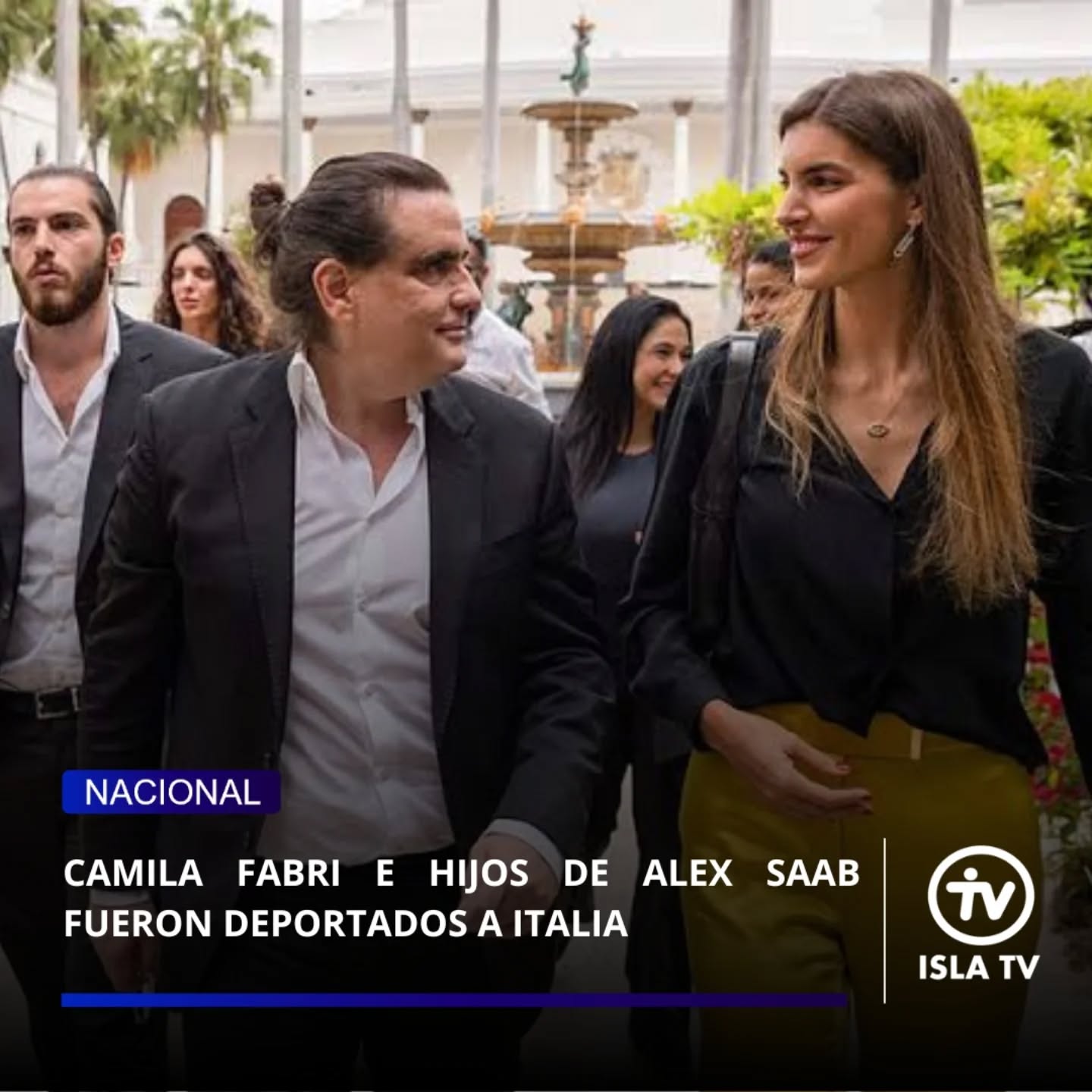 Camilla Fabri, esposa de Alex Saab, y sus hijos fueron deportados desde Venezuela hacia Italia. La medida ocurre después de la entrega de Saab a Estados Unidos y el giro político del chavismo. Dirigentes oficialistas han empezado a referirse públicamente a Saab como “ciudadano colombiano”.

La esposa de Alex Saab, Camilla Fabri, y sus hijos habrían sido deportados desde Venezuela rumbo a Italia, según informó la emisora colombiana Blu Radio.

La salida se produce en medio de un nuevo escenario político tras la entrega de Saab a Estados Unidos, donde enfrenta investigaciones por presuntos delitos financieros y corrupción.

De acuerdo con el periodista Ricardo Ospina, la deportación de Fabri y de los familiares de Saab se da luego de que sectores del chavismo comenzaran a tomar distancia pública del empresario, a quien durante años presentaron como diplomático y funcionario venezolano.

Fabri, ciudadana italiana, se convirtió en una figura central de la campaña internacional promovida por el chavismo para exigir la liberación de Saab durante su detención en Cabo Verde y posteriormente en Miami. Encabezó actos y movilizaciones bajo la consigna “Free Alex Saab”, apoyada por dirigentes oficialistas y medios estatales venezolanos.

Recientemente, el Servicio Administrativo de Identificación, Migración y Extranjería (Saime) identificó oficialmente a Saab como “ciudadano colombiano”, contrastando con la narrativa mantenida por el chavismo sobre su supuesta condición de diplomático venezolano.

Paralelamente, la justicia italiana ha investigado a Fabri por presunto lavado de dinero y operaciones financieras vinculadas al entorno de Saab.