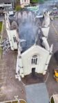 ⛪🔥 Entre las cenizas, Cristo seguía allí

Después de que el incendio fue controlado en la Iglesia Matriz de Flores da Cunha, en Brasil, un bombero logró rescatar dos copones con la Sagrada Eucaristía. Y como si fuera un signo silencioso de esperanza en medio del dolor, también fue rescatada una imagen de Jesús en el sepulcro, que permaneció intacta.

La escena conmueve profundamente.
Entre el humo, la destrucción y las ruinas, el Señor seguía hablando al corazón de su pueblo.

Los muros pueden caer.
El techo puede arder.
Todo puede parecer perdido…
pero Cristo permanece.

La Eucaristía rescatada y la imagen de Jesús intacta nos recuerdan que, aun en medio de las pruebas más duras, Dios no abandona a su Iglesia. Su presencia sigue siendo fuerza, consuelo y esperanza para los que creen.

“Yo estaré con ustedes todos los días hasta el fin del mundo.”
— Mateo 28,20

🙏 Oremos por esta comunidad, por sus sacerdotes, por los bomberos y por todos los que trabajarán en la reconstrucción del templo.

✝️ Jesús Eucaristía, quédate siempre con nosotros.
🕯️ *Señor del Sepulcro, fortalécenos en la prueba y sostén nuestra esperanza.

 @corazondepaul