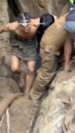 Los videos muestran el momento en que cuatro aldeanos de Laos salen de la cueva inundada tras haber permanecido atrapados durante más de una semana. Según Bounkham Luanglath, de la Asociación Popular de Voluntarios de Laos, escaparon por su propio pie, caminando y gateando, justo cuando los equipos de rescate se disponían a entrar en la cueva.

 @cnnee