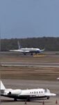 Un avión del gobierno de Estados Unidos arribó al Aeropuerto Internacional de Maiquetía Simón Bolívar la mañana de este miércoles. En redes sociales especialistas en temas aeronáuticos, explican que se trata de la Fuerza Aérea  98-0002 en vuelo SAM713.

El trayecto se inició en Camp Springs, EEUU, y el aterrizaje ocurrió en el principal aeropuerto venezolano. Hasta el momento las autoridades no comparten los motivos reales de esta operación.

📹 Cortesía