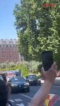 Las primeras horas de León XIV en Madrid dejan ya una primera anécdota. Tras abandonar el Palacio Real, el papa ha comenzado a transitar por las calles de la capital. 

Junto a la Plaza de España ha decidido parar el papamóvil para bendecir a un bebé de pocos meses. Un momento que ha sido captado por nuestra compañera Alba Urrutia

#VisitaPapa #papa #leonXIV #noticias 
 @radio5rne