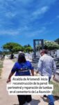 Alcaldía inicia reconstrucción de la pared perimetral y reparación de tumbas en el cementerio de La Asunción.

El alcalde del municipio Arismendi @aliromerofarias inició de manera inmediata las diligencias técnicas para la reconstrucción de la pared perimetral del cementerio general de La Asunción, luego de que la estructura colapsara en días pasados afectando un sector del camposanto.

El derrumbe de la estructura provocó daños materiales en un total de 11 tumbas. Ante esta situación, el equipo de gestión local se desplegó en el sitio para coordinar el levantamiento de una nueva y reforzada tapia que garantice la seguridad del recinto, así como los trabajos de rescate y reparación de cada una de las sepulturas que resultaron perjudicadas por el incidente.

Desde la municipalidad destacaron que la atención oportuna de esta contingencia forma parte de la responsabilidad asumida por la actual gestión, enfocada en ofrecer respuestas eficientes y en continuar con la ejecución de obras que consolidan el desarrollo y el futuro de la jurisdicción.

Se espera que las labores de remoción de escombros, reparación de las parcelas y la edificación del nuevo muro perimetral avancen de forma continua durante los próximos días para restablecer la total normalidad en las instalaciones del cementerio asuntino.

#8jun