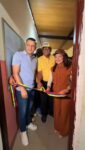 Gobernación finiquita detalles para inaugurar la Casa de la Cultura de San Juan

La gobernadora @marisel_velasquez lideró una inspección de la rehabilitación integral de la Casa de la Cultura Presbítero Dr. Silvano Marcano Maraver, en San Juan Bautista, municipio Díaz, un proyecto que es ejecutado por la Dirección de Obras Públicas y financiado por el Gobierno Nacional a través del Fondo de Compensación Interterritorial (FCI). 

Durante el recorrido, la mandataria regional, acompañada por el alcalde @kendygraterol  y Meudys Marcano, directora de Obras Públicas, conversó con los trabajadores y miembros de la comunidad, destacando el impacto de la obra civil, ejecutada en tiempo récord, que será reinaugurada en el marco de las festividades en honor al patrono San Juan Bautista y la celebración de los 501 años de la fundación de la ciudad.

"Esta es una obra con un profundo sentido humano e institucional. Asumimos el compromiso de devolverle al municipio Díaz un punto de encuentro digno, moderno y seguro para el arte, la artesanía, la música y el folclore que definen nuestra identidad", aseveró la gobernadora Marisel Velásquez.

*Transformación integral y nuevos espacios*

Los trabajos comprenden la impermeabilización y el mantenimiento de techos, la renovación del sistema eléctrico con luminarias de alta eficiencia y la pintura de fachadas e interiores; la reconstrucción del área de baños con ocho piezas sanitarias nuevas, la optimización del estacionamiento con alumbrado público y la activación del cuarto hidráulico del recinto.

De igual forma destaca la instalación de un módulo de seguridad policial, salones climatizados con sistemas de aire acondicionado, la renovación del emblemático auditorio "José Rafael Cova (Chapalengo)" y el mantenimiento de sus 226 sillas.

El proyecto incluyó la recuperación de los salones donde funcionan las escuelas de emprendimiento y se practican actividades culturales; se diseñaron áreas exteriores de estimulación para mujeres embarazadas, zonas de recreación para adultos mayores y parques infantiles 

#12Jun