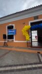 Inaugurada la oficina municipal de participación y poder popular sala de autogobierno comuna Waikeri Charaima 

En un trabajo articulado entre el gobierno municipal y regional, el alcalde @eneasmaspueblo  junto a la gobernadora @alcaldiademarino  entregaron la Oficina Municipal de Participación y Poder Popular, una sala de autogobierno ubicada en la comuna Waikeri Charaima, como parte del plan de descentralización de la gestión pública en Mariño.

Estos espacios, denominados Salas de Participación del Poder Popular, funcionan en cada comuna del municipio con personal capacitado para recibir peticiones, orientar trámites y dar respuesta directa a las comunidades, evitando que los vecinos tengan que trasladarse hasta la Alcaldía. La iniciativa acerca las soluciones al territorio y fortalece la articulación entre las instituciones y el pueblo organizado.

En el marco de la inauguración, también se pusieron en marcha dos proyectos socioproductivos impulsados por la consulta de la juventud: uno de sublimación y publicidad, y otro textil, ambos orientados a generar empleo y emprendimiento dentro de la propia comunidad.

@alcaldiademarino

#13jun