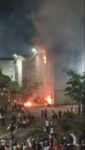 Se registra incendio en urbanismo Hugo Chávez en Playa Grande 

Un incendio se registra la noche de este martes en el urbanismo Hugo Chávez en Playa Grande, parroquia Urimare. 

El apartamento afectado está ubicado en el cuarto piso de uno de los edificios localizados en las inmediaciones de la Casa Comunal del urbanismo.

El suceso es atendido por equipos de Bomberos Marinos y Policia de La Guaira 

 @zonadenoticias

#Incendio #16Jun 
#PlayaGrande