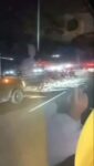 🔵 VENEZUELA * Subiendo Tazón a la altura de Las Mayas, un camión se volcó tras presentar fallas en el sistema de frenos.

Habitantes de la zona saquearon la carga de alimentos que transportaba.

Angeles de la autopista, bomberos del distrito capital, CPNB y GNB están en el lugar.

Información 📝📽️ @rcamachovzla 
@losandesdigital