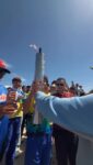 El Fuego Patrio de los XX Juegos Nacionales Estudiantiles iluminó a Nueva Esparta 🏅

Atletas, entrenadores y dirigentes deportivos recorrieron el centro de la ciudad marinera hasta la Plaza Bolívar de Porlamar para ser partícipes de este significativo momento para el deporte, el recorrido inspirador de la antorcha de los Juegos. 

“Nueva Esparta está lista para la fase nacional de los Juegos con el respaldo de la Gobernadora Marisel Velásquez”, así lo expresó la Autoridad Única del Deporte Carls Douglas Rodríguez, al alentar a nuestra delegación a dejar el nombre del estado en lo más alto.

El alcalde de Mariño @eneasmaspueblo el director del CDCE Rawuill Quijada acompañaron el acto donde el atleta Diego Aguiar dirigió palabras a sus compañeros.

 @gobiernobne