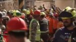 Rescatan con vida a vigilante Hernán Gil tras 114 horas bajo los escombros

Hernán Gil fue localizado en un edificio colapsado por los terremotos y ya se encuentra recibiendo atención médica.

En medio de la emergencia que atraviesa el país, una historia de supervivencia ha conmovido a la opinión pública. Este miércoles se logró el rescate con vida de Hernán Gil, un ciudadano que permaneció atrapado durante 114 horas bajo las estructuras colapsadas de un edificio en el estado La Guaira tras los recientes terremotos.

El hallazgo y posterior extracción representan un logro significativo para los cuerpos de búsqueda en lo que se ha calificado como una de las operaciones de rescate más complejas de la contingencia actual.

Vía @noticiascaracol

#2jul