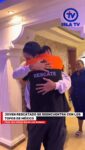 Joven rescatado se reencuentra con los Topos de México tras 106 horas bajo las ruinas 

Aarón Levi Cantillo, un ciudadano venezolano de 21 años que logró sobrevivir más de cuatro días sepultado por el doble sismo del 24 de junio, se volvió a reunir con los rescatistas mexicanos que hicieron posible su milagro.

El reencuentro quedó registrado en un video lleno de emotividad, donde los abrazos, el llanto y las muestras de afecto fueron los protagonistas.

Durante la reunión, el joven compartió algunos detalles de las angustiantes 106 horas que pasó bajo las ruinas. Asimismo, aprovechó el espacio para manifestar su eterno agradecimiento tanto a la brigada de los Topos de México como al resto de los equipos internacionales que aún arriesgan sus vidas en las tareas de salvamiento en los sectores damnificados.

@elimpulso