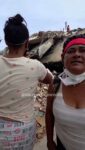 Familiares de víctimas del sismo en la GMVV de La Guaira exigen plantas eléctricas para continuar la búsqueda

En medio del dolor y la incertidumbre generados por el reciente terremoto, los sobrevivientes de las zonas afectadas en el estado La Guaira comienzan a alzar la voz ante la falta de asistencia oportuna.

 Entre lágrimas, la ciudadana María Herrera denunció públicamente la crítica situación que atraviesan en los edificios de la Gran Misión Vivienda Venezuela (GMVV).

Herrera aseguró que al menos 12 de sus familiares permanecen sepultados bajo los escombros en el bloque OPP26, Torre I de dicho complejo residencial.
"Aquí no ha llegado nada", manifestó textualmente la afectada, desmintiendo de forma categórica las versiones de los voceros gubernamentales.

@maryorin_mendez

#3Jul