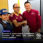 Alcaldes de Nueva Esparta suscribieron convenio con FANCO para honrar pasivos laborales

Con la intención de honrar la deuda social con los trabajadores de la administración pública por concepto de pasivos laborales, los alcaldes del estado Bolivariano de Nueva Esparta suscribieron, este miércoles 29 de abril, un convenio con el Fondo de Ahorro Nacional de la Clase Obrera (Fanco).

La gobernadora @marisel_velasquez propició este importante encuentro, que se realizó en la sala de conferencias del Despacho gubernamental, en el que las autoridades municipales tuvieron la oportunidad de conocer los alcances de este organismo que está adscrito al Ministerio del Poder Popular de Economía y Finanzas (MPPEF) y que fue impulsado por el comandante Hugo Chávez Frías. 

La mandataria neoespartana manifestó que era necesario que los alcaldes suscribieran este convenio, pues así pueden "saldar esos compromisos de pasivos laborales" con el personal de las distintas municipalidades. 

Además, Velásquez agradeció a la Presidenta (E) Delcy Rodríguez que a través de Fanco puedan honrarse estos pagos que son derechos de los trabajadores del Estado. 

Por su parte, el alcalde del municipio Arismendi, Ali Romero Farias, reconoció las bondades que ofrece Fanco, pues garantiza los recursos necesarios para que en las alcaldías se pueda cumplir con la cancelación de los pasivos laborales de los trabajadores que prestaron varios años de servicio.

#29abril