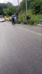 #EnVideo | En horas de la tarde de este viernes, se reportó un incidente vial en la carretera que conecta Villa de Cura con San Juan de los Morros, específicamente en el sector El Viñedo. 

Según versiones preliminares, el hecho consistió en una colisión entre una camioneta Toyota Hilux, presuntamente perteneciente al Ejército Nacional Bolivariano, y una camioneta Toyota Fortuner color blanco.

Respecto a los afectados, se reportan alrededor de nueve personas lesionadas tras el evento. 

Entre los ciudadanos con diagnósticos médicos se encuentran un niño de 5 años, Luis Idalgo de 32 años, José Rico de 19 años y Luis Moisés de 29 años. 

Asimismo, se han identificado como afectados a Jean Carlos Fernández de 20 años, quien es efectivo del Ejército, Juan José Machado de 34 años, Génesis Lozada de 32 años, Mónica Tovar de 54 años y Carlos Ferreira de 34 años. 

Las víctimas fueron estabilizadas en el lugar por comisiones de Protección Civil, tanto municipal como estatal, en conjunto con la ZOEDAN. 

Posteriormente, fueron trasladadas en unidades de rescate y apoyo logístico para recibir atención especializada.

Actualmente, las autoridades competentes realizan las labores de investigación para esclarecer las circunstancias que habrían originado el accidente